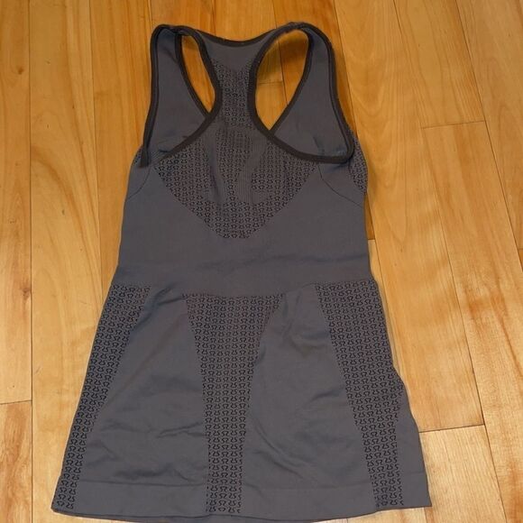 Lululemon tank top size 4/6 no tag. In perfect condition - Picture 2 of 3